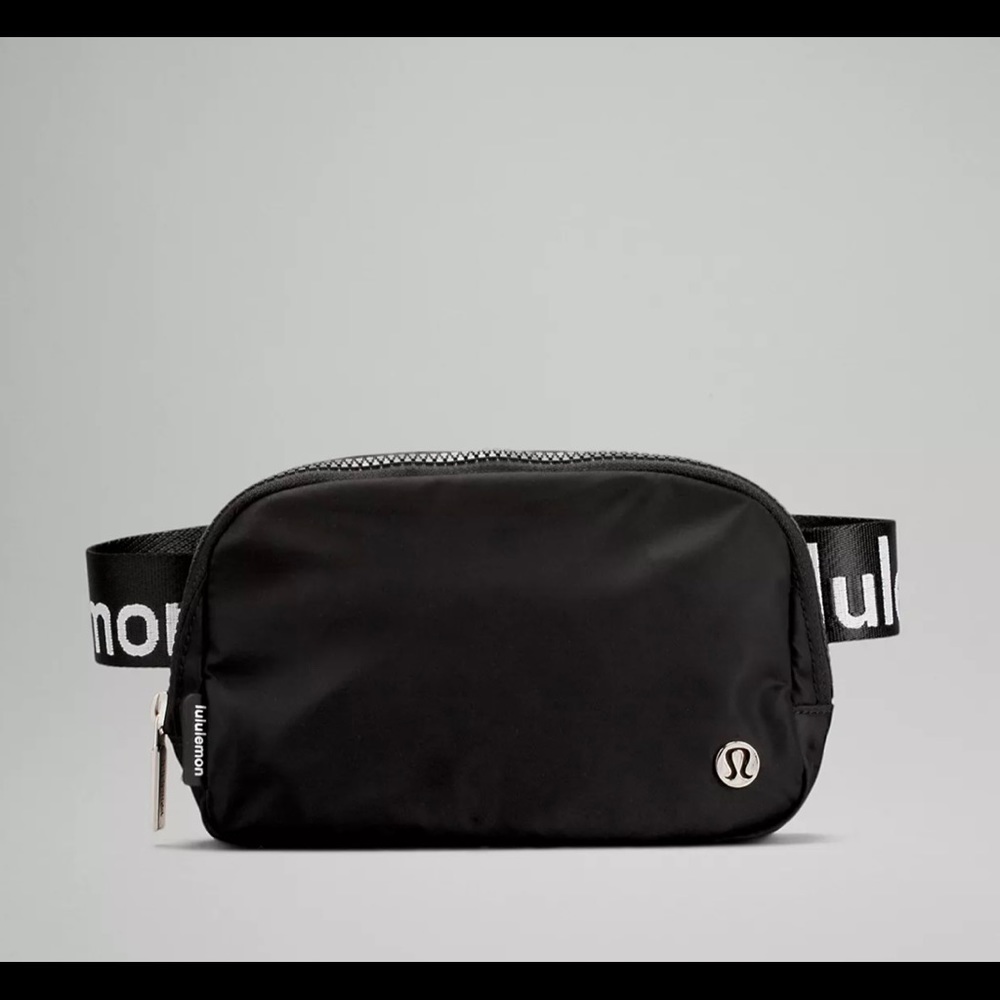 🤎 SOLD 🤎 NWT Lululemon Everywhere Belt Bag In Black/ White Lettering 🖤🤍